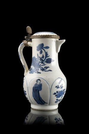 Manifattura di Delft, secolo XVIII. Caffettiera in porcellana decorata all'orie