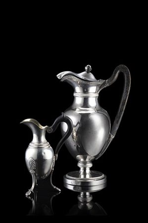 Versatoio in argento a corpo liscio poggiante su base circolare con bordura del