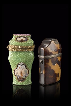 Manifattura dell'inizio del secolo XIX. Porta pillole in porcellana a fondo ver