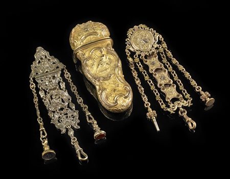 Lotto composto da un porta nécessaire in metallo dorato di forma sagomata sbalz