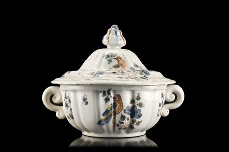 Manifattura di Sassuolo, secolo XVIII. Piccola zuppiera con coperchio in maioli