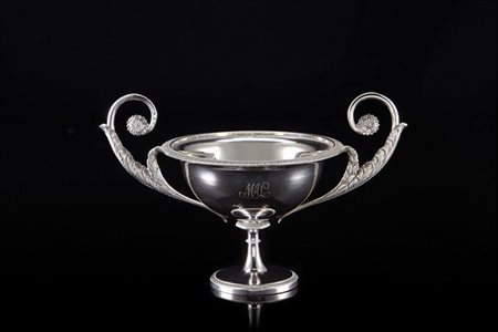 Zuccheriera biansata in argento cesellata con profili a palmette, anse a foglia