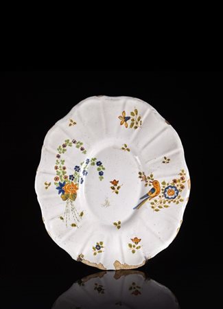 Manifattura di Sassuolo, fine secolo XVIII. Vassoietto con bordo mistilineo in