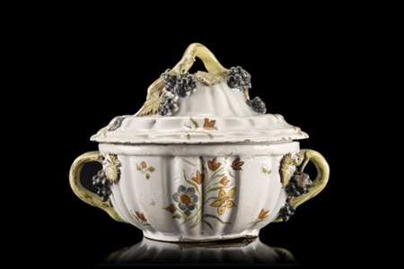 Manifattura bolognese. Tazza da puerpera biansata con coperchio in maiolica sma