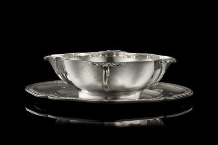 Salsiera biansata con vassoio in argento a corpo liscio e profili sagomati. Ans