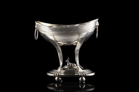 Alzata in argento con quattro piedi terminanti a zampa ferina su base ovale, de