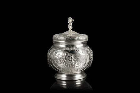 Zuccheriera in argento con corpo decorato a scene classiche con putti e presa d