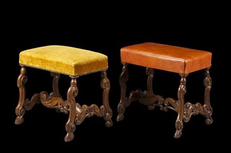 Coppia di sgabelli con gambe di forma mossa unite da traversa a volute, una sed