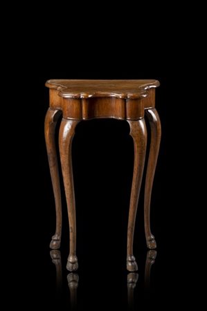 Tavolino in noce con piano, fascia e gambe di forma mossa, piedi ferini. Ferrar