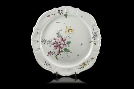 Manifattura di Lodi, secolo XVIII. Piatto in maiolica con bordo mistilineo deco