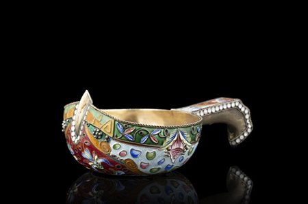 Kovsh in argento decorato a smalti policromi. Reca marchi di Mosca 1892, argent