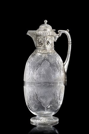 Caraffa con corpo in cristallo a fiori e motivi stilizzati. Ansa e ghiera in ar