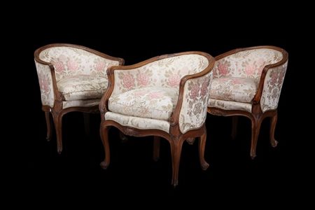 Gruppo di tre poltrone a pozzetto in noce con schienale e braccioli sagomati, g