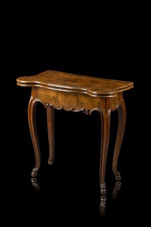 Tavolo da gioco lastronato in noce con piano apribile intarsiato a volute di fo