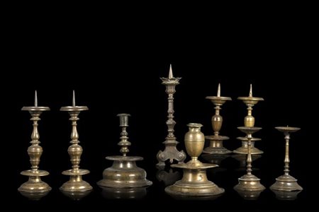 Collezione di nove candelieri "a rocchetto" in bronzo dei secoli XVI/XVIII (dif