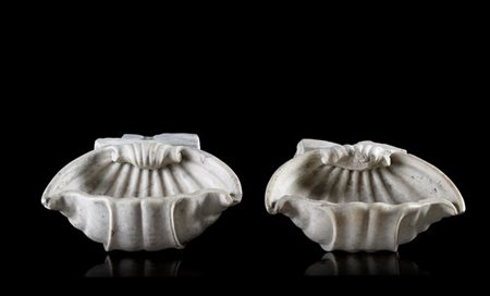 Coppia di antiche vasche in marmo scolpito a forma di conchiglie (cm 46x20x29)