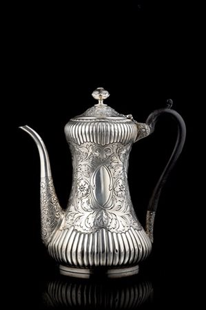 Caffettiera in argento baccellato e inciso a motivi floreali, ansa e presa in l