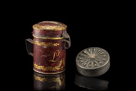 Lotto composto da una scatola in peltro del secolo XIX con cifre "CA" in oro e