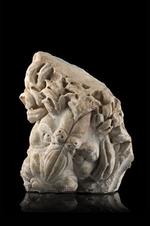 Antico frammento in marmo raffigurante una testa leonina (h. cm 23) (difetti e