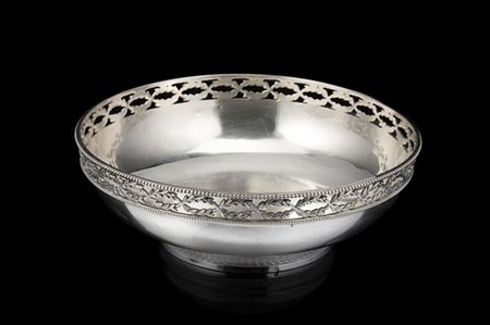 Centrotavola in argento con ringhiera traforata a foglie d'alloro e bordo perli