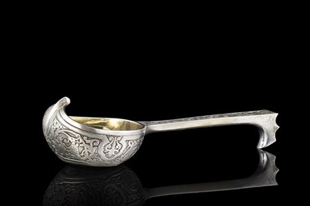 Kovsh in argento cesellato a volute fogliate e motivi stilizzati. Reca marchi d