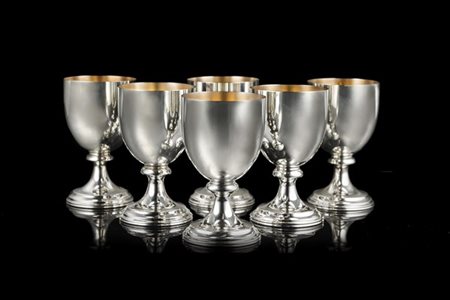 Gruppo di sei calici in argento a corpo liscio con interno in vermeille. Argent