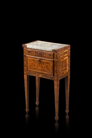 Comoda lastronata in noce e riccamente intarsiata in legni vari a volute foglia