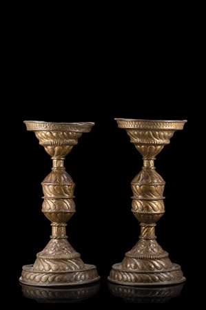 Coppia di portaceri in rame sbalzato, dorato e decorato a motivo concatenato. V
