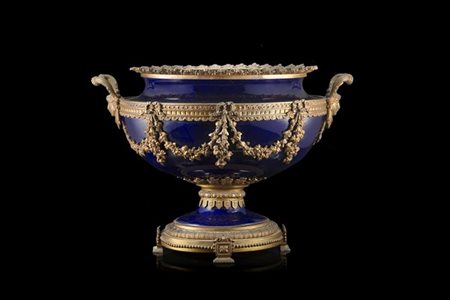 Grande vaso in ceramica blu cobalto montato in bronzo dorato decorato a perlina