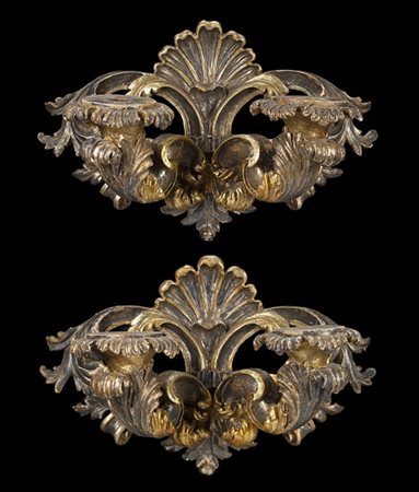 Coppia di appliques in legno intagliato, dorato e argentato a due braccia scolp