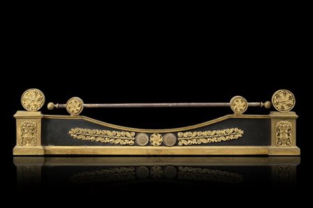 Ringhiera da camino in bronzo brunito e dorato decorato a palmette, rosoni e va