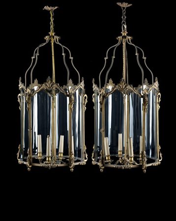 Coppia di lanterne a quattro luci in bronzo dorato e vetro. Fine secolo XIX (h.