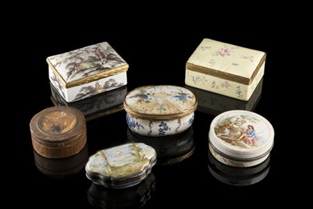 Gruppo di sei tabacchiere in porcellana e smalti di diversa epoca e decoro (dif