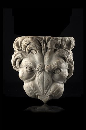 Antico elemento decorativo in marmo raffigurante testa leonina (h. cm 30) (dife