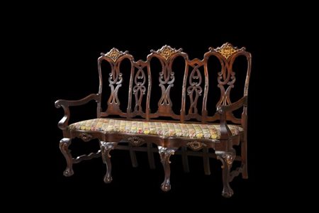 Divano con schienale a giorno in legno intagliato e parzialmente dorato, gambe