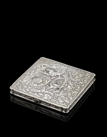 Portasigarette di forma quadrata in argento inciso e decorato a volute fogliate