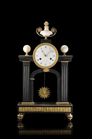 VEIBEL A LYON
Pendola a portico in marmo nero del Belgio con pinnacoli e vaso b