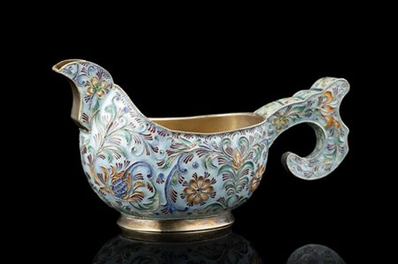 Kovsh in argento smaltato a fondo verde e azzurro con decoro floreale. Marchi d