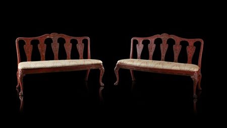 Coppia di panche in legno laccato rosso con schienale e gambe di forma mossa. S