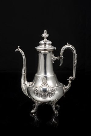 Caffettiera in argento a corpo piriforme scanalato sorretto da quattro piedi fe