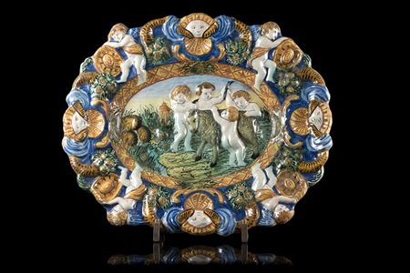 Manifattura di Pavia, Imbres, secolo XIX. Vassoio ovale a rilievo in maiolica p