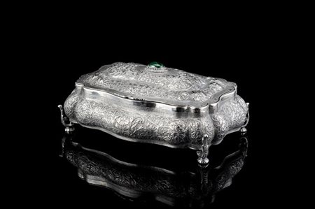 Scatola in argento decorato a volute fogliate, coperchio centrato da malachite