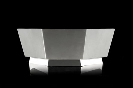 Centrotavola in argento a corpo liscio di forma ottagonale. Titolo 925. Agentie