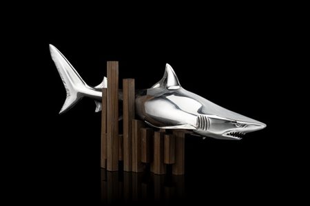 Scultura in argento raffigurante squalo a tutto tondo su base in legno. Titolo