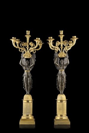Coppia di candelieri a cinque fiamme in bronzo brunito e dorato, fusto a figura