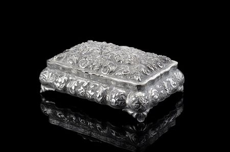 Scatola in argento sbalzato a fiori e foglie poggiante su quattro piedini mossi