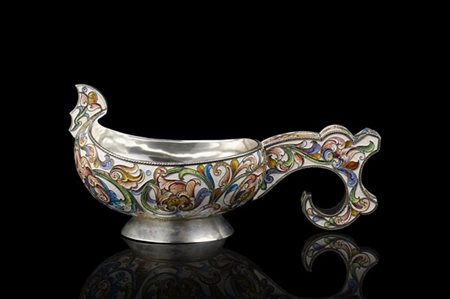 Kovsh in argento decorato a smalti policromi. Reca marchi di Mosca 1896/1908, a