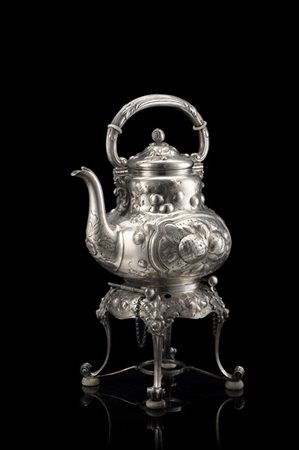 Samovar in argento sbalzato a foglie e frutti con coperchio cimato da presa a g