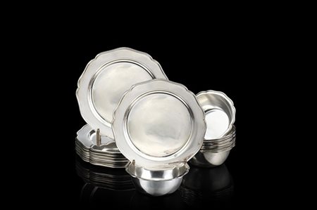 Gruppo di dodici coppette lavadita con piattini in argento liscio, bordi sagoma