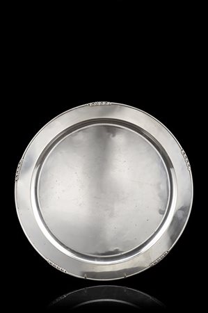 Grande vassoio di forma circolare in argento liscio con bordo parzialmente traf